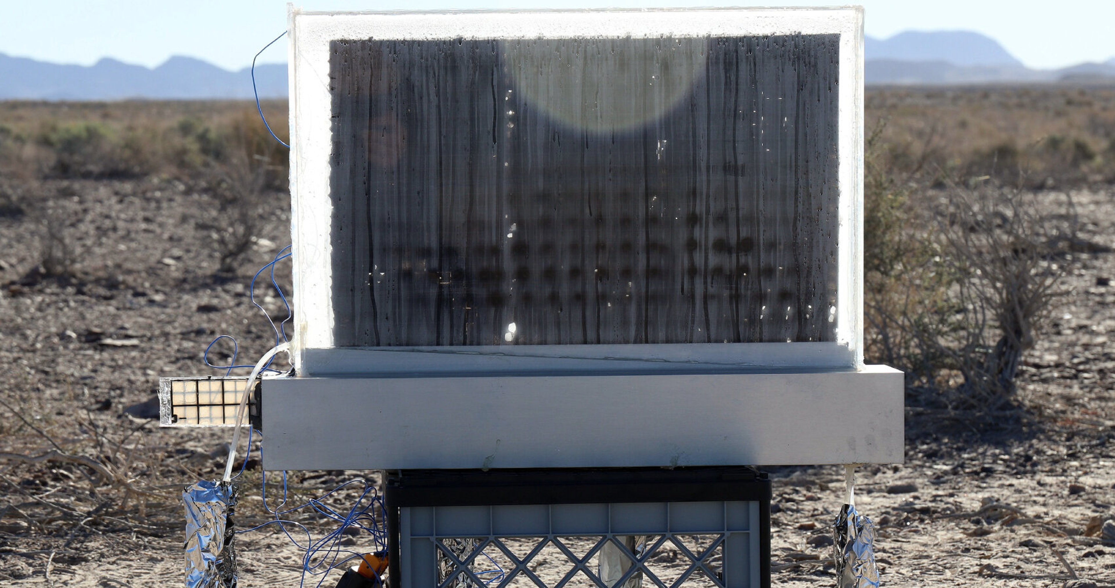 MIT engineers build a device that pulls drinking water from dry desert air