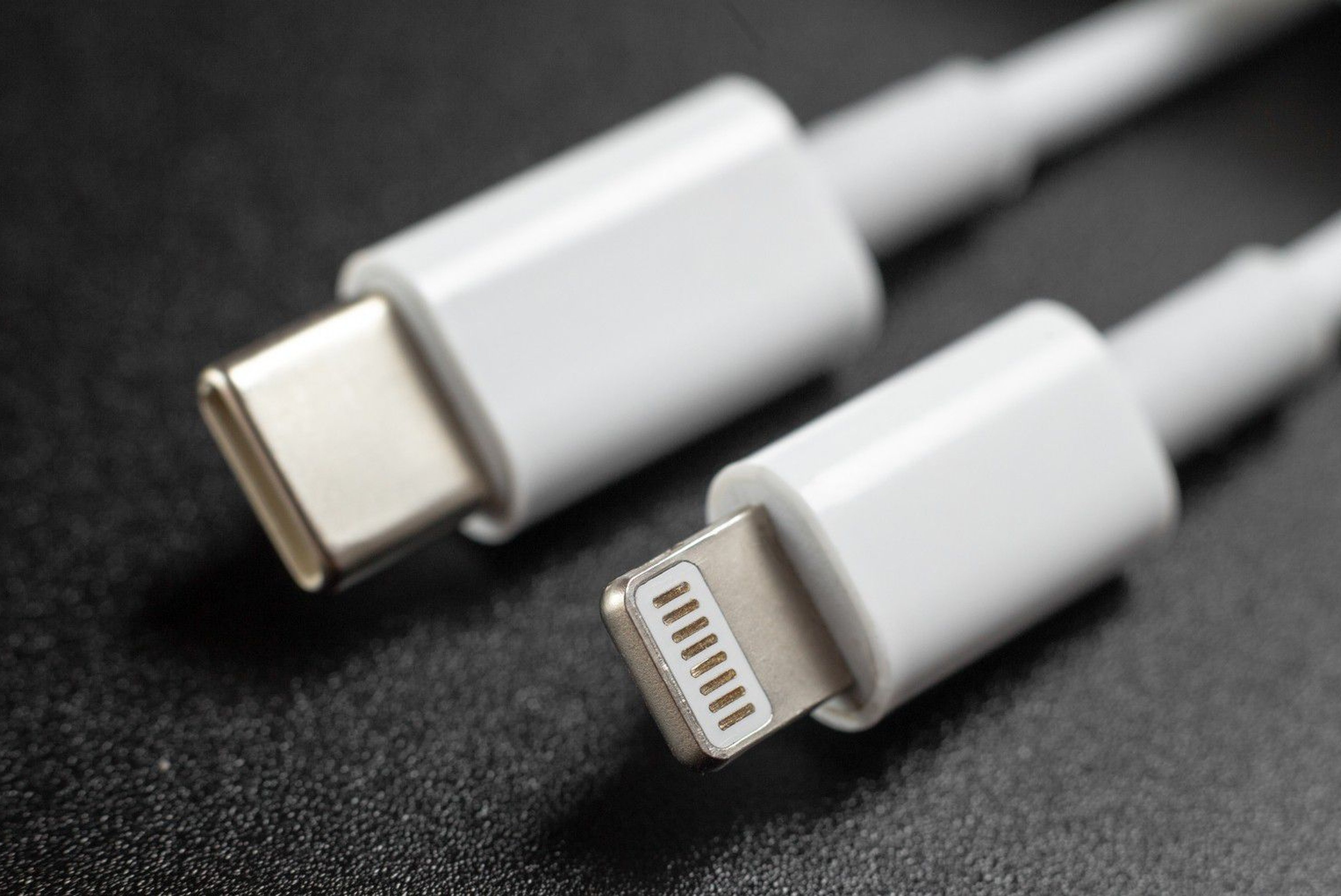 EU warns Apple against limiting functionality of uncertified USB-C cables for iPhones
