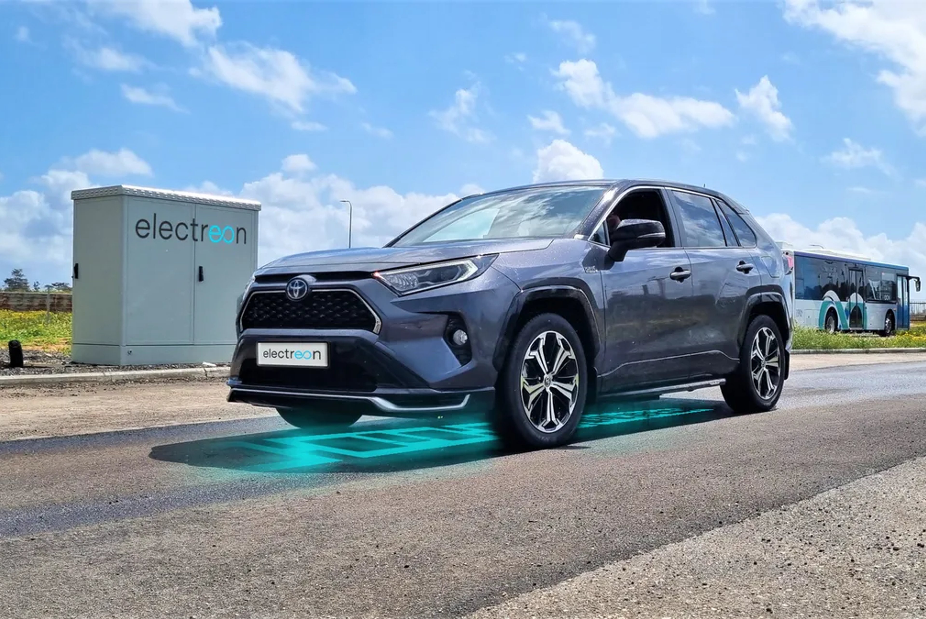 Hybrid Toyota drives 1,200 miles in electric mode without recharging