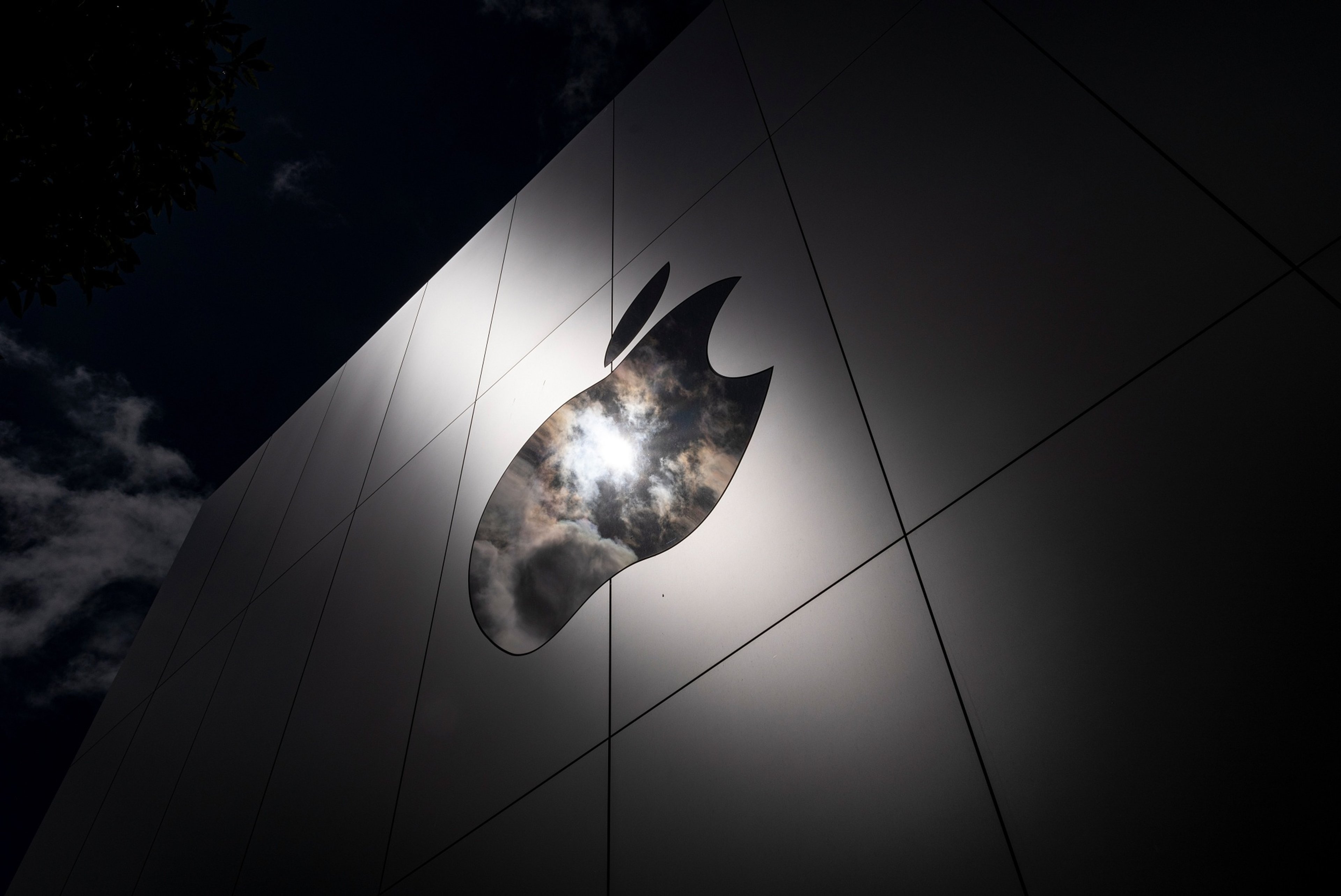 Apple explores development of AI chatbot, but release plans remain uncertain