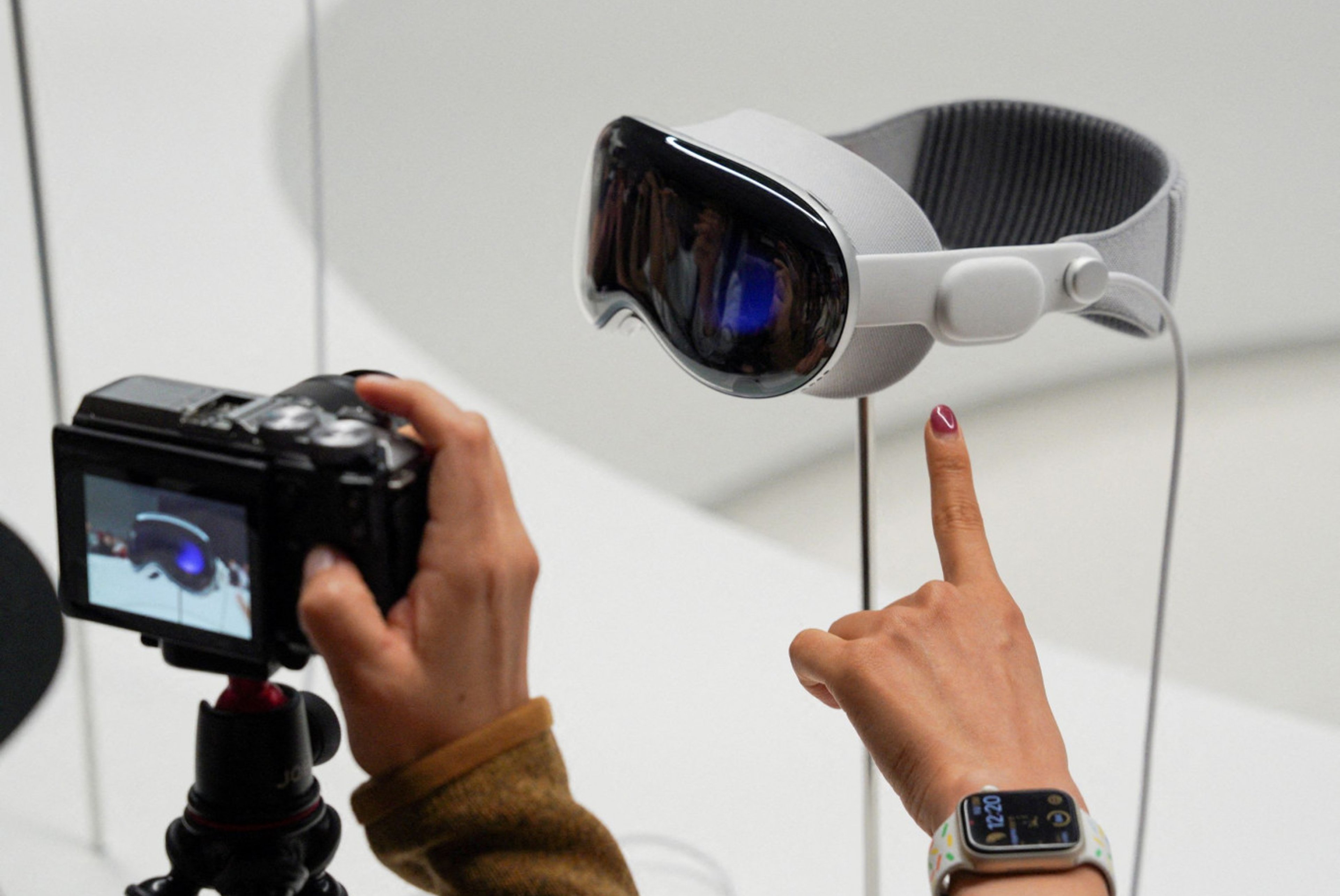 Apple Vision Pro set for February launch, shipping now to distribution warehouses