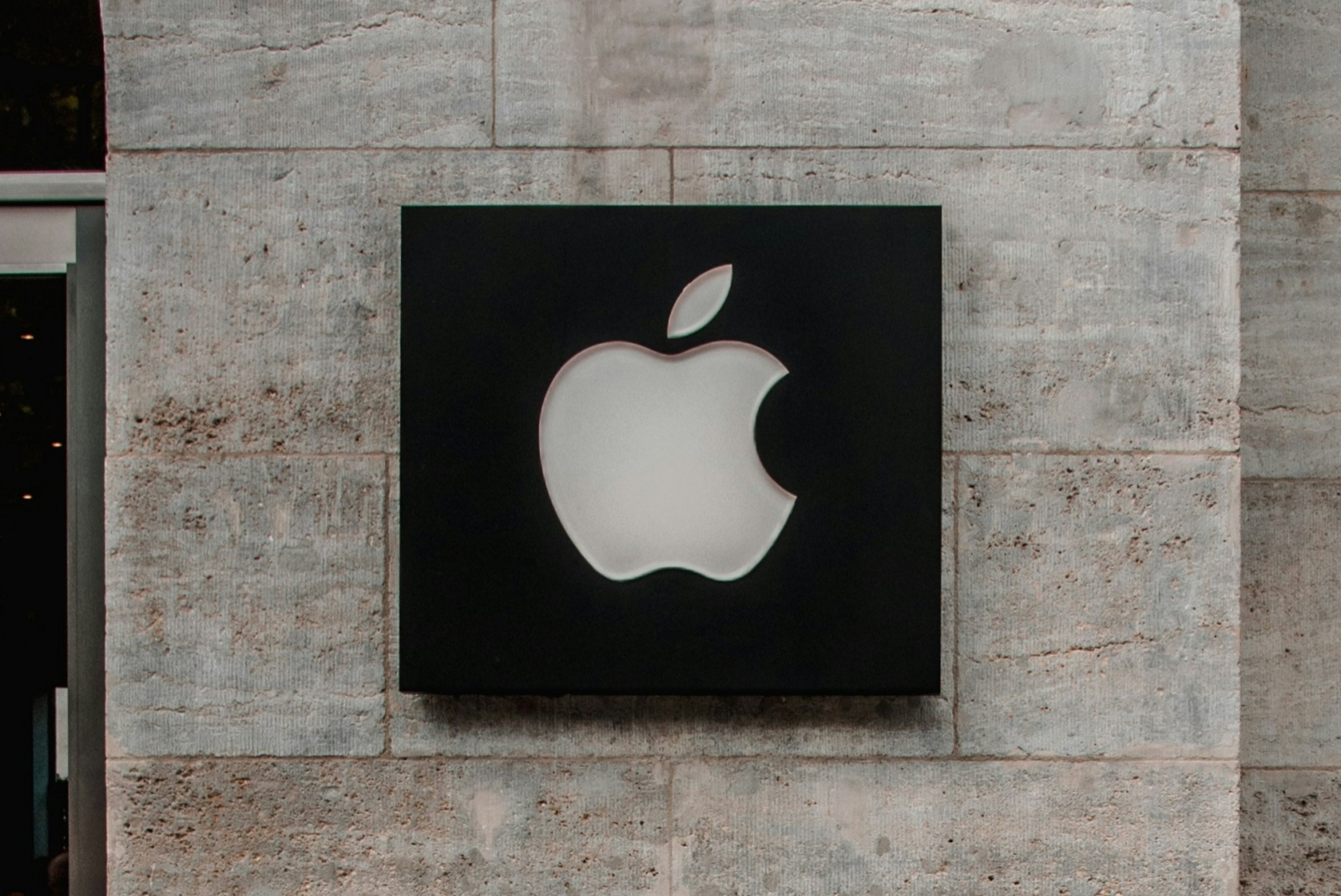 US sues Apple over alleged smartphone market monopoly