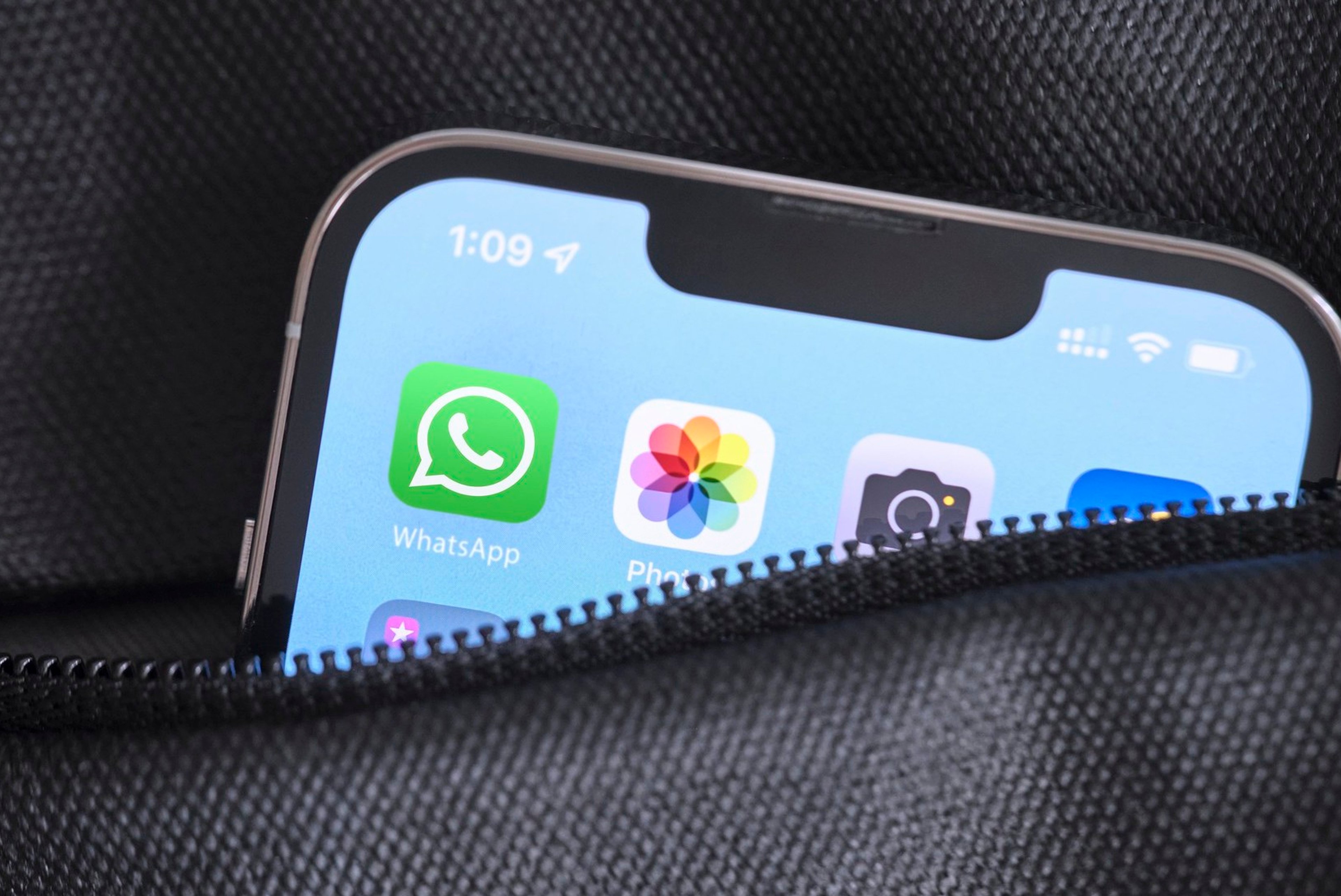 WhatsApp introduces the option to pin up to three messages in a chat