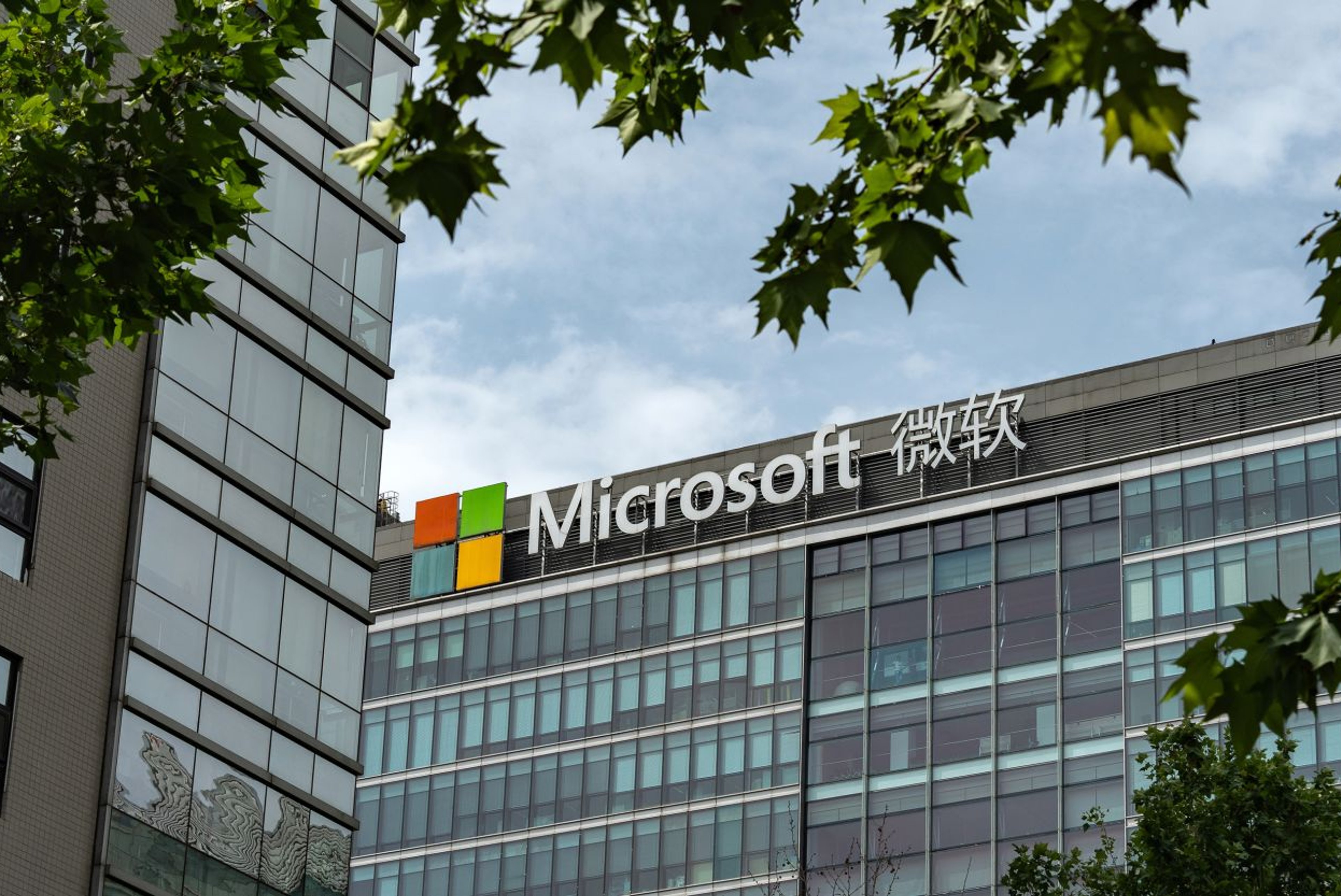 Microsoft China bans Android, mandates staff use iPhones