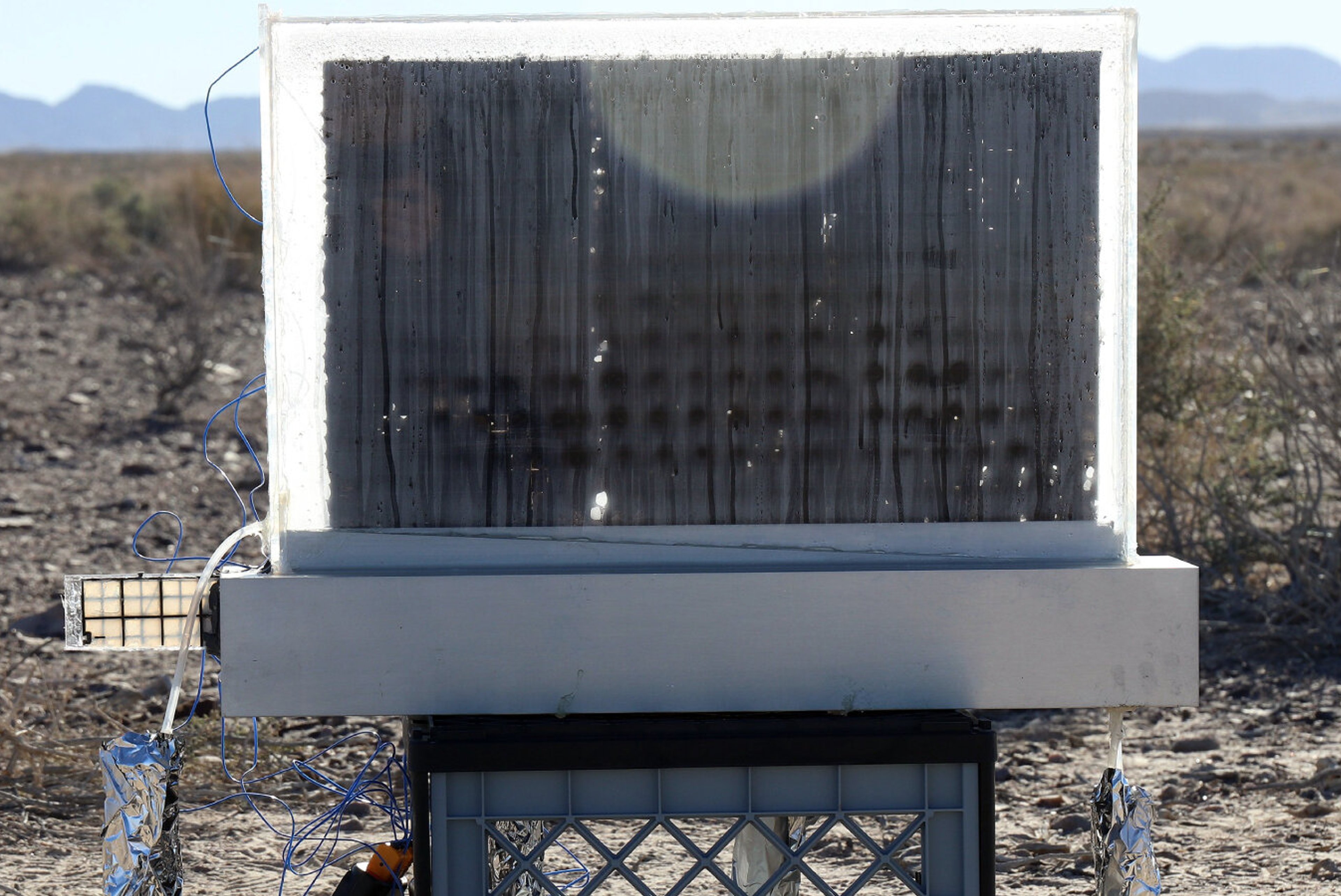 MIT engineers build a device that pulls drinking water from dry desert air