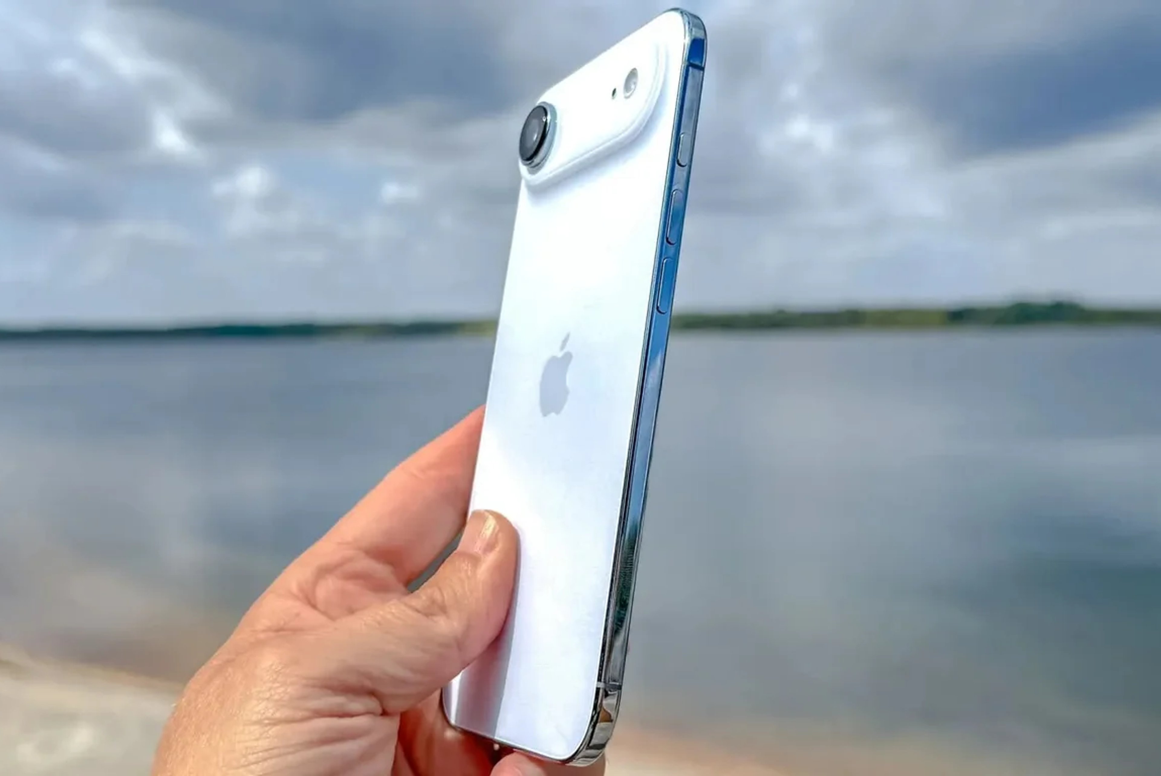Global retailers cut iPhone Air prices amid weak demand