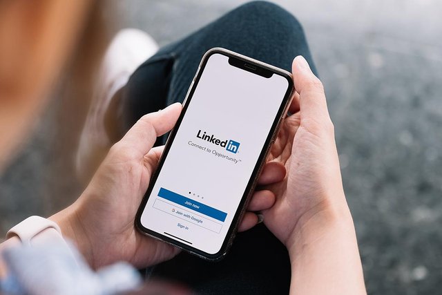 LinkedIn to add AI feature that generates cover letter messages