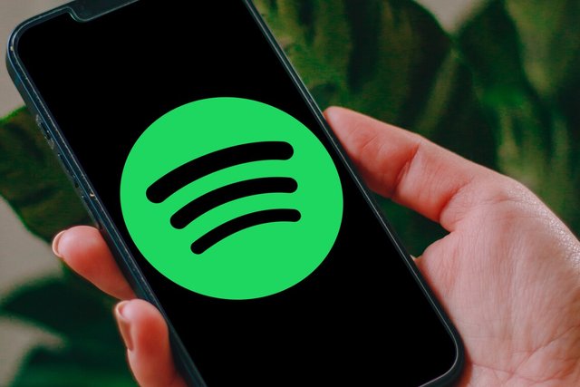 Spotify tests "Offline Mix" feature