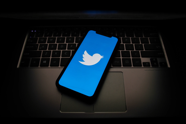 Twitter implements tweet reading limits