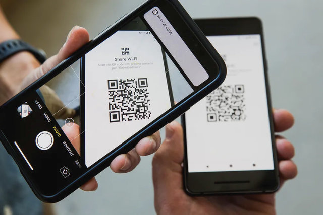 Android phones to automatically zoom and read distant QR codes