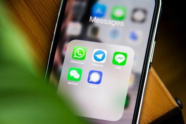 WhatsApp explores cross-app messaging