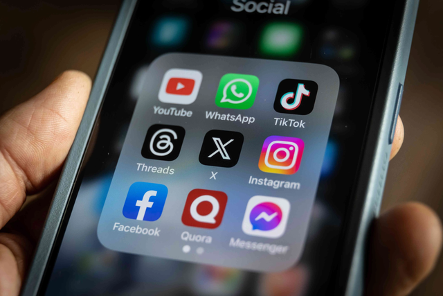 X may face backlash for slowing down access to competitor links