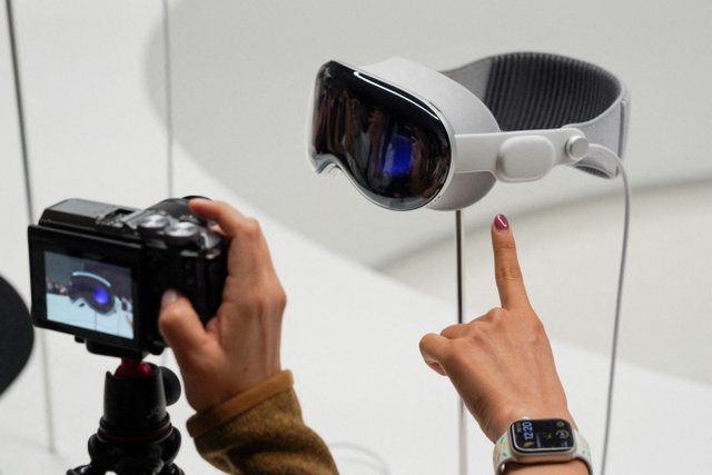 Apple Vision Pro set for February launch, shipping now to distribution warehouses