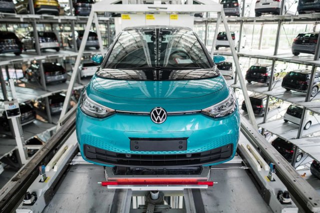 Volkswagen and Bosch collaborate on testing robot parking and automated EV charging