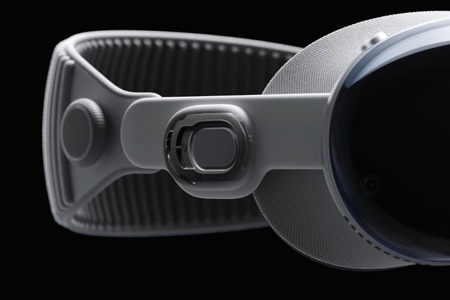 Apple patents brain activity scanner for Apple Vision Pro