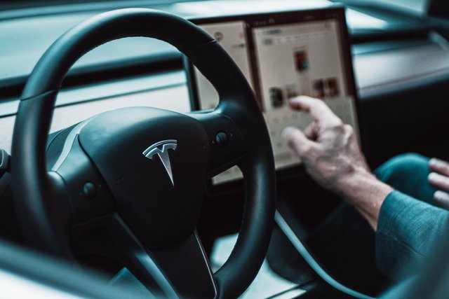 Tesla introduces mandatory full self-driving test drives for customers in North America