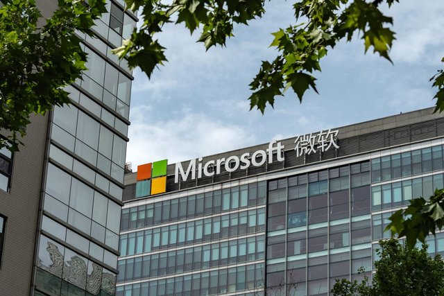 Microsoft China bans Android, mandates staff use iPhones
