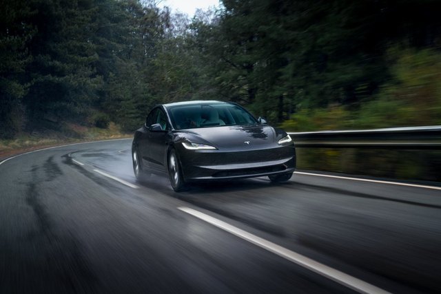 Tesla removes its cheapest Model 3, raising the entry price to $42,500