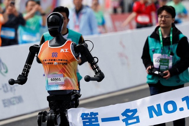 Beijing Hosts First Half Marathon Featuring Humanoid Robots