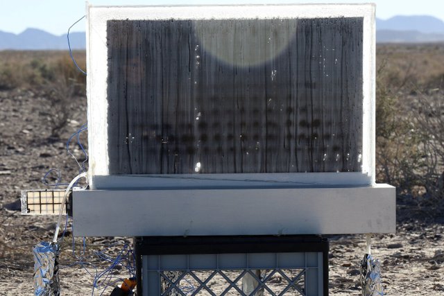 MIT engineers build a device that pulls drinking water from dry desert air