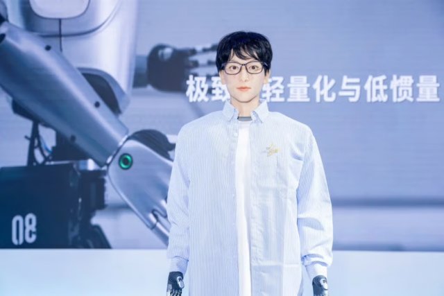 Humanoid robot from China enrolls in university