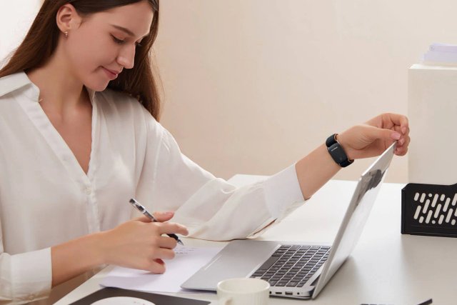 China unveils an electric-shock wristband for staying awake